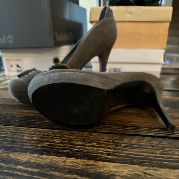 Guess brand olive suede platform pumps size 9 - Picture 3 of 4